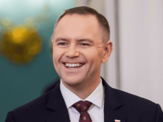 Polacy ocenili prezydentów. Nawrocki musi gonić lidera