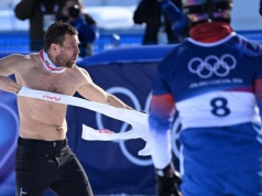 Zdobył złoto i zrobił show! Mistrz olimpijski zaczął rozbierać się przed kamerami