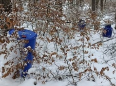 Beczki po kwasie solnym porzucone w lesie. W jednej wciąż znajdowały się 2 litry żrącej substancji