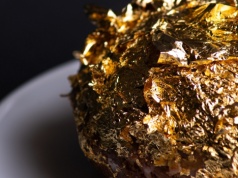 Znane cukiernie znów kuszą pączkiem ze złotem. W każdym lokalu nagroda ukryta w jednym pączku