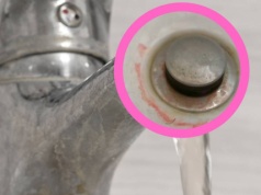 Masz taki osad w łazience? To nie pleśń ani brud. Może być bardzo groźny