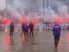 Kibole Ruchu Chorzów odpalili race i skandowali wulgarne hasła na rynku w Katowicach. Policja była obecna, ale nie interweniowała