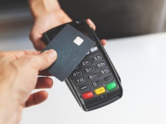 Płacisz kartą za granicą? Nie popełnij tego błędu