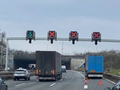 Kilkaset kar za przejazd po zamkniętych pasach, obok zepsutego zestawu z ADR-em