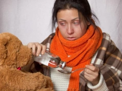 Grypa w dół, COVID w górę. Sezon zachorowań trwa