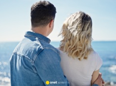 Ma romans z mężczyzną o 21 lat młodszym od niej. 