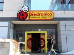 "Tłusta" promocja w Biedronce. Masło za 4,99 zł i jajka GRATIS. Jest haczyk. Na wypasie też w Lidlu