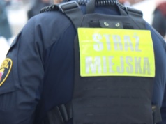 Z komina warsztatu samochodowego unosił się czarny dym