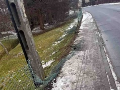 Policjant, dzielnicowy ze Świdnicy samochodem skasował ogrodzenie. Nie dostał mandatu