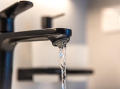 W kilku dzielnicach Warszawy woda z kranu śmierdzi chlorem. "Nadaje się tylko do umycia wanny"