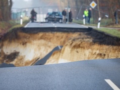 Nagle zniknęło 80 metrów drogi. Zapadła się do wody