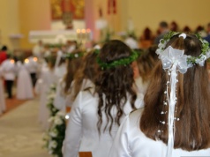 Robi komunię w domu. 