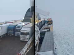 Polski prom z samochodami utknął tuż przed Świnoujściem. Bałtyk wygląda jak Arktyka