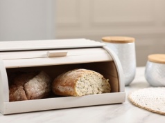 Zmieszaj z wodą i przetrzyj drewniany chlebak. Będzie wyglądał jak nieużywany