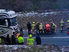 Wypadek na DK22, czołówka Toyoty z ciężarówką. Kierowca osobówki ciężko ranny (FILM, ZDJĘCIA)