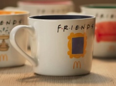 McDonald's Polska nie zawodzi. Limitowane kubki z serialu