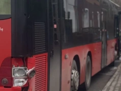 Autobus MZK uszkodził auto podczas zawracania na ulicy Jordana w Jeleniej Górze