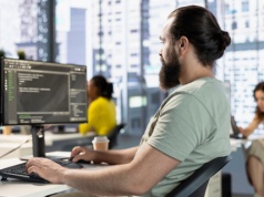 IT wychodzi z dołka, ale tylko dla najlepszych. Firmy polują na seniorów