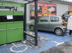Butelkomat Biedronki zajął miejsce dla niepełnosprawnych. Klienci oburzeni