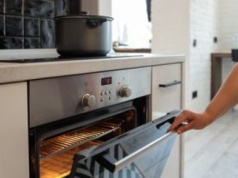 Ten błąd przy piekarniku winduje rachunki. Większość go robi