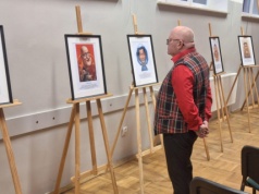 Podróżnicy odwiedzając Radzyń Podlaski otrzymują swoją karykaturę. Stworzono wystawę wszystkich portretów