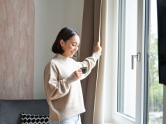 Zawieś to na klamce od okna. Przestaje „uciekać” ciepło