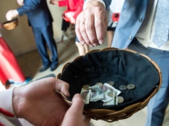 Ile zarabia przeciętny ksiądz? 