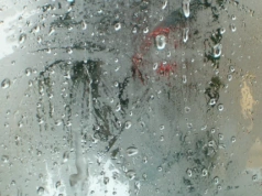 Dlaczego na oknie zbiera się woda? Zrób jedną rzecz, a krople na szybie znikną