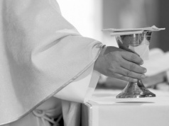 Duchowny udzielił komunii, a następnie zasłabł. Tragiczny finał mszy świętej