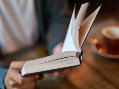 Remigiusz Mróz to przy niej amator. Tak pisze się 200 książek rocznie