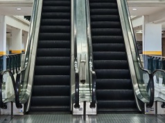 Wypadek w centrum handlowym w Niemczech. Kobietę wciągnęły ruchome schody