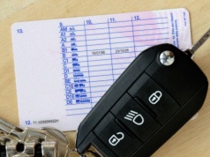 "Dwa razy straciłem prawo jazdy". Znany polityk zaskoczył wyznaniem w radiu