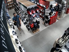 Jego łupem padły buty i skarpety za ponad 800 złotych. Teraz szukają go policjanci