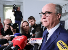 Wparowali na konferencje Czarzastego i wręczyli mu jedną rzecz. Mówi o tym cała Polska