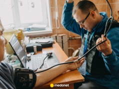 Ukraina: lekarze przyjmują pacjentów w ruinach przychodni. W środku jest 3-5 st. C