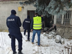 Dzielnicowi z Rembertowa sprawdzają pustostany