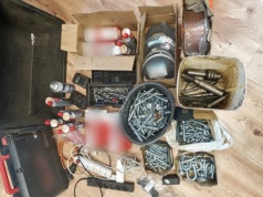 „To tylko stare graty” - myśleli. Kilka dni później zapukała do nich policja