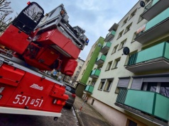 Zadymienie w bloku. Akcja służb (ZDJĘCIA)