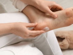 Ten krem za 4zł nawilża i regeneruje suche stopy i pięty! Zrogowacenia znikają w trymiga!