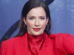 W takim stroju poprowadziła 