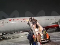 Rosjanie wyproszeni z kołującego samolotu. Przez sankcje… zabrakło paliwa