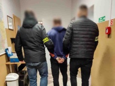 Wschowa. Zamówili jedzenie na dowóz, pistoletem sterroryzowali dostarczyciela i przebili mu opony