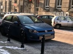 Wkładają karton w zderzak. Szczególnie teraz czują różnicę