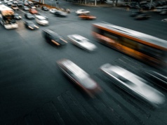 Niebezpieczne manewry w ruchu miejskim – co statystyki mówią o realnych przyczynach kolizji w miastach?