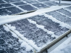 Śnieg na panelach fotowoltaicznych. Czy rolnik może go usuwać?