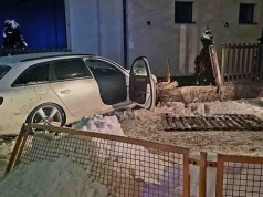 Pijany kierowca Audi przejechał przez środek ronda i uderzył w ogrodzenie szkoły