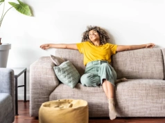 Jak ustawić narożnik w małym pokoju, żeby nie przytłoczyć wnętrza?