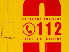 Ponad 700 tys. zgłoszeń. Wojewoda odznaczyła operatorów numeru 112