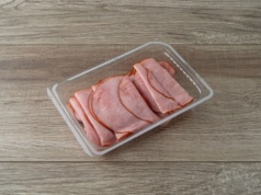 Przechowujesz tak wędlinę? Nic dziwnego, że szybko traci świeżość
