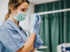 5 965 zł na rękę i 1500 zł dodatku. Tyle zarobi młoda pielęgniarka